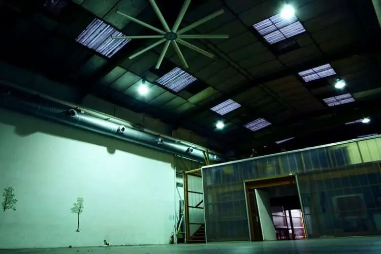 [Paris] Distrikt: 11h de B2B dans un warehouse sur une scène façon ring de boxe
