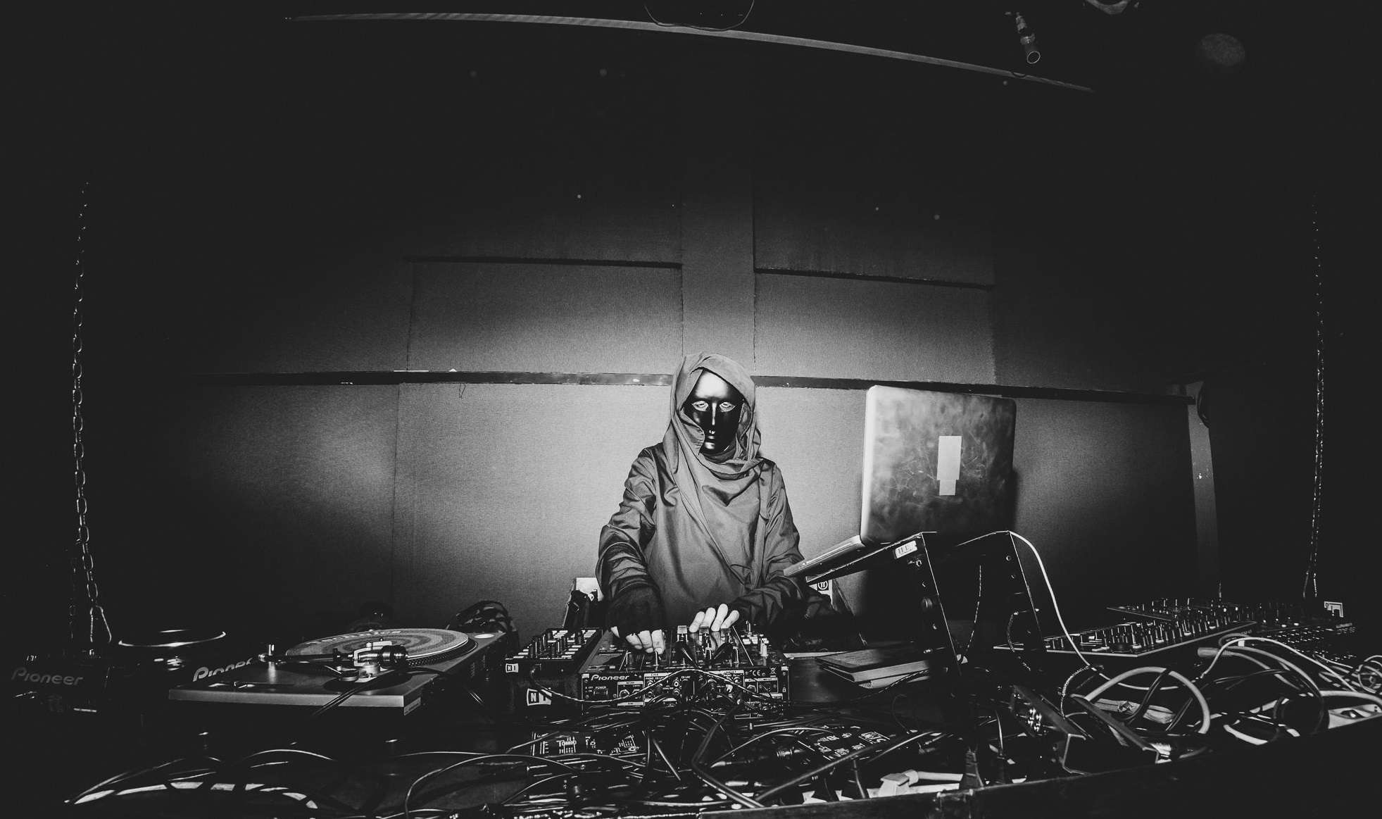 Le dj masqué SNTS revient faire résonner la techno à Paris ce soir à la Newtrack Gang
