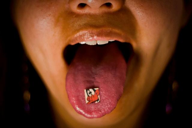 Une femme a ingéré 550 fois la dose normale de LSD, les chercheurs s’intéressent à son cas
