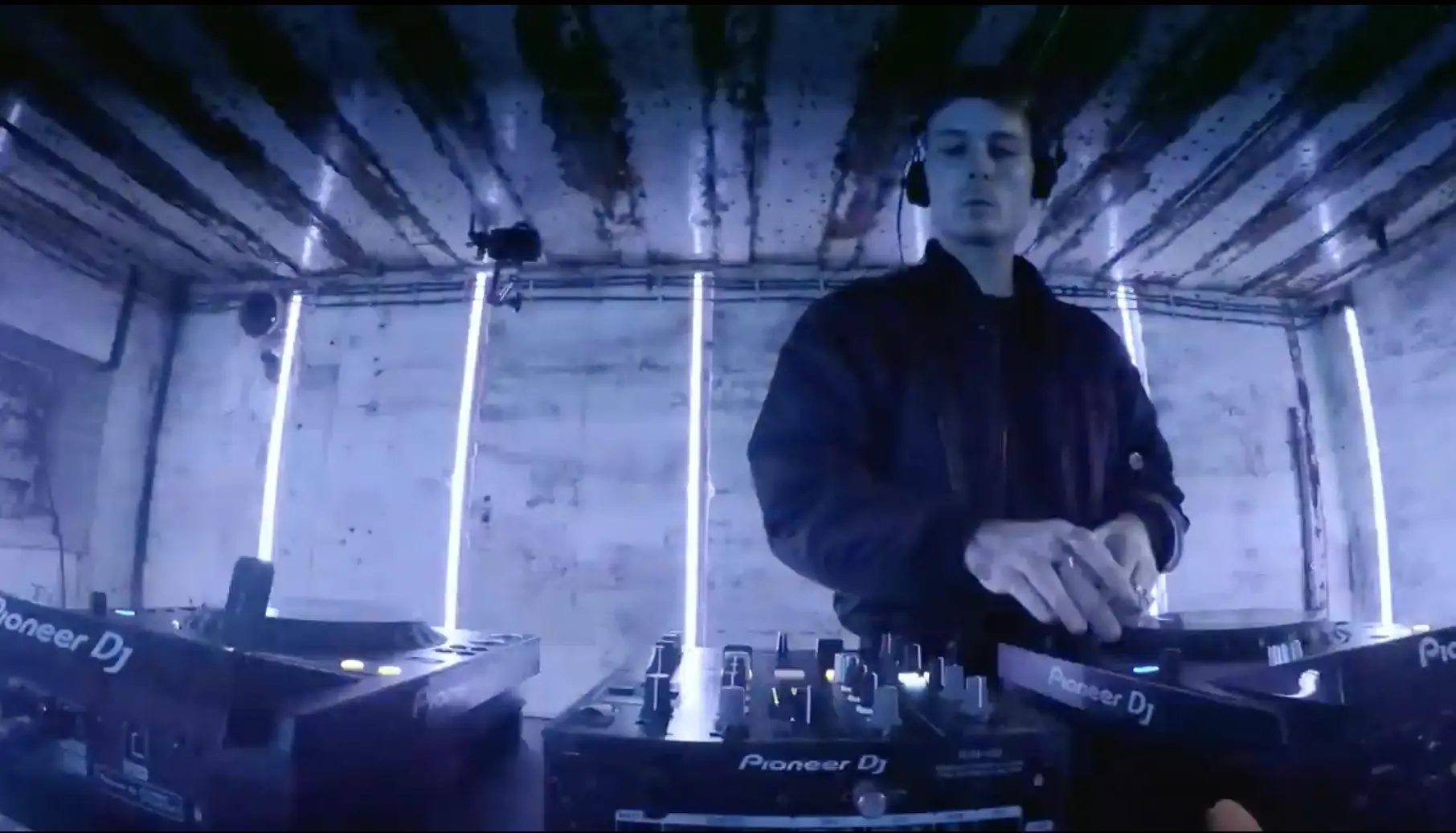 1h30 de DJ set techno filmé par Philigramme dans cet ancien bunker de  Brest