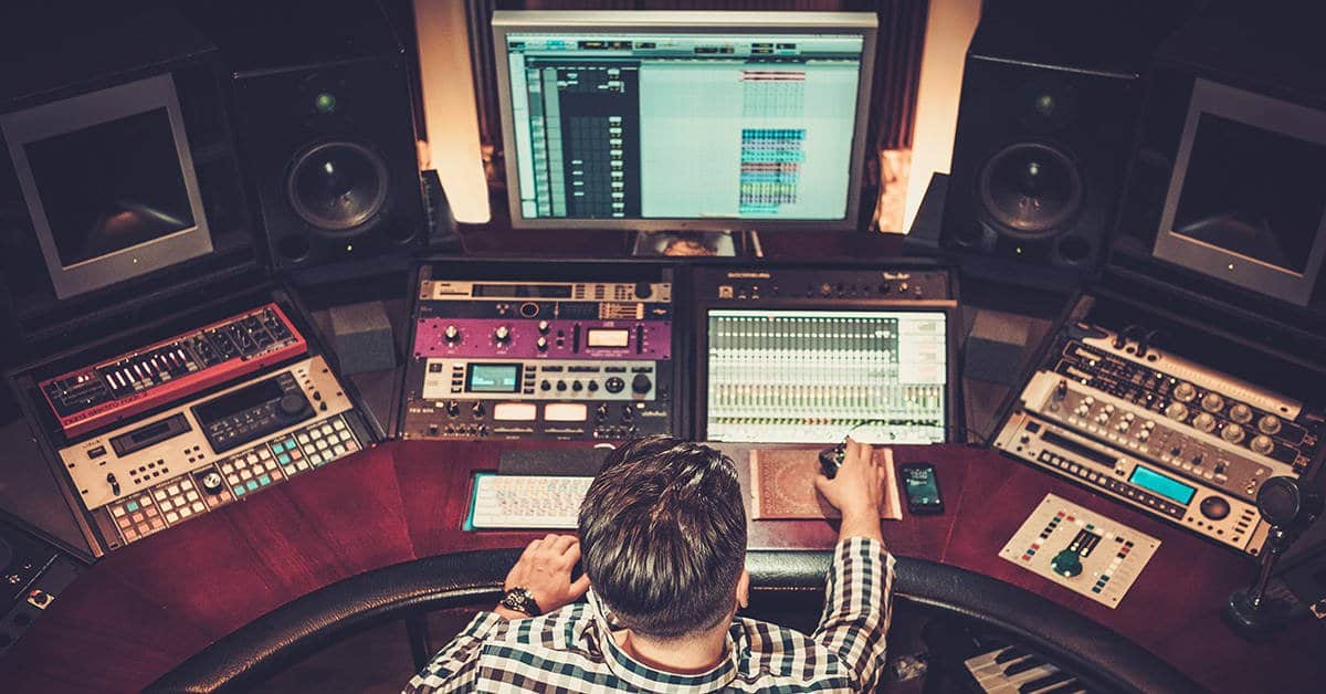 Image d'un studio avec un dj