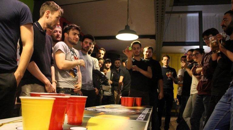 Photo de jeunes jouant au beer pong