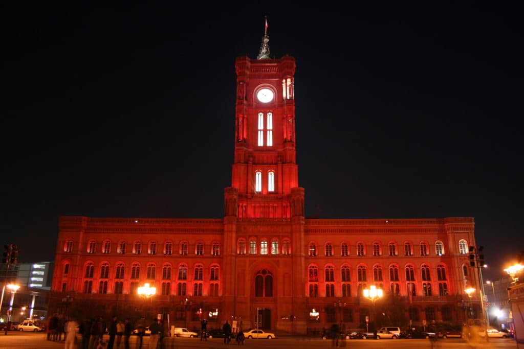 Monument berlinois éclairé en rouge