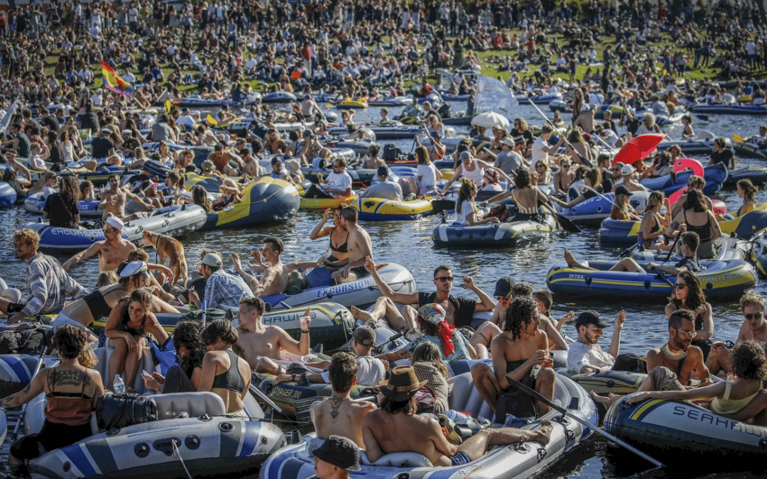 [VIDÉO] Une manifestation navale se transforme en rave sur des bateaux gonflables à Berlin