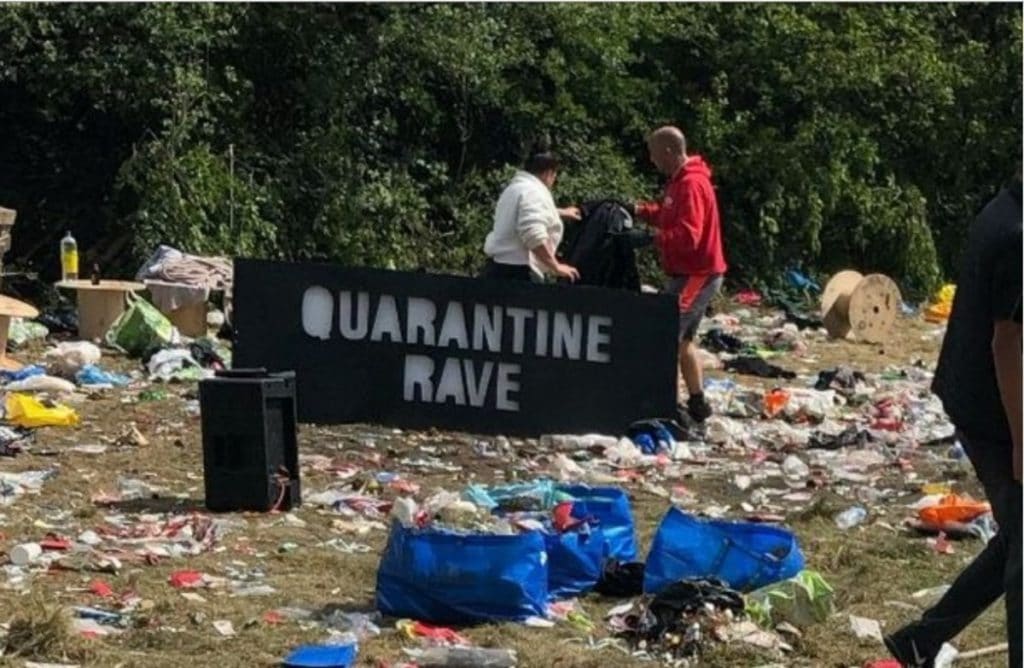 Photo d'une pancarte " Quarantine Rave"