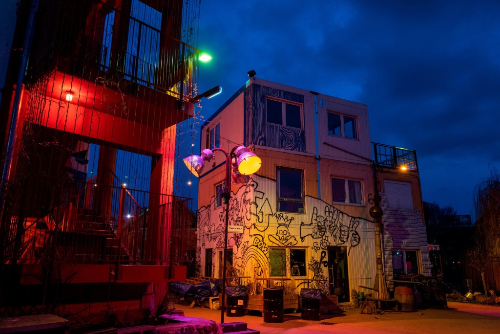 Photo d'un bar désert de Berlin en pleine nuit