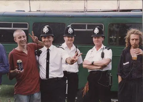 Guy McAffer (à gauche) posant avec la police lors du Urban Free Festival, juillet 1993 © Martyn Goodacre