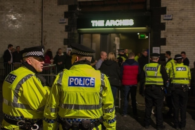 Le gouvernement anglais va infiltrer des policiers en civil près des clubs et bars