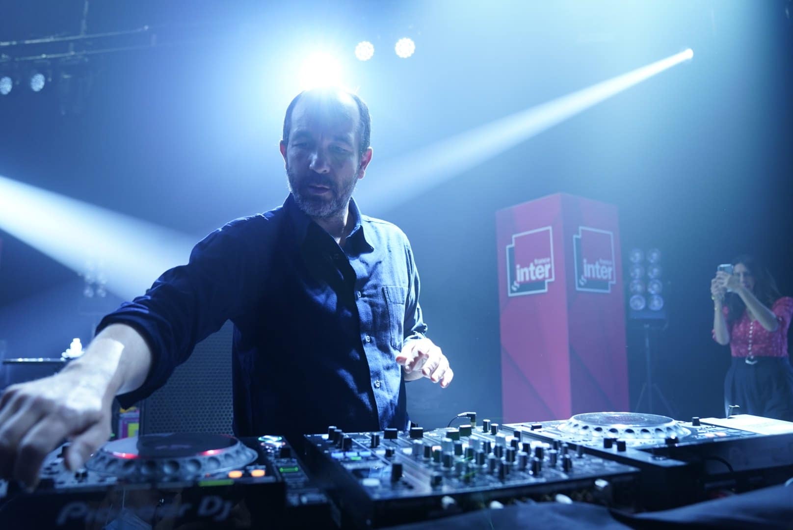 Etienne de Crecy en DJ set. Crédit :Christophe Abramowitz / Radio France
