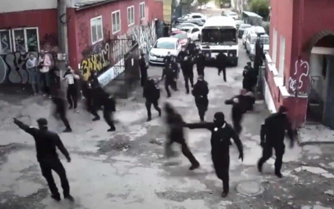[VIDÉO] Un raid de policiers armés vient arrêter un concert légal à Kiev