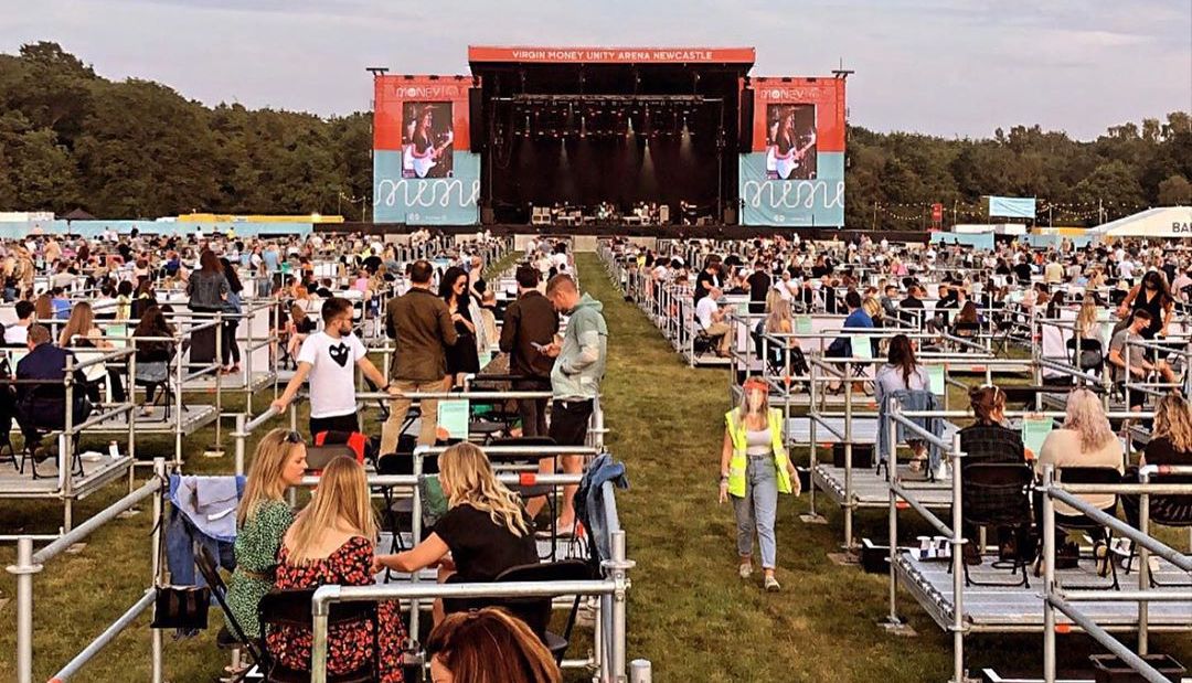 Photo d'un festival debout avec distancitation sociale en Angleterre. Crédit : @virginmoneyunityarena
