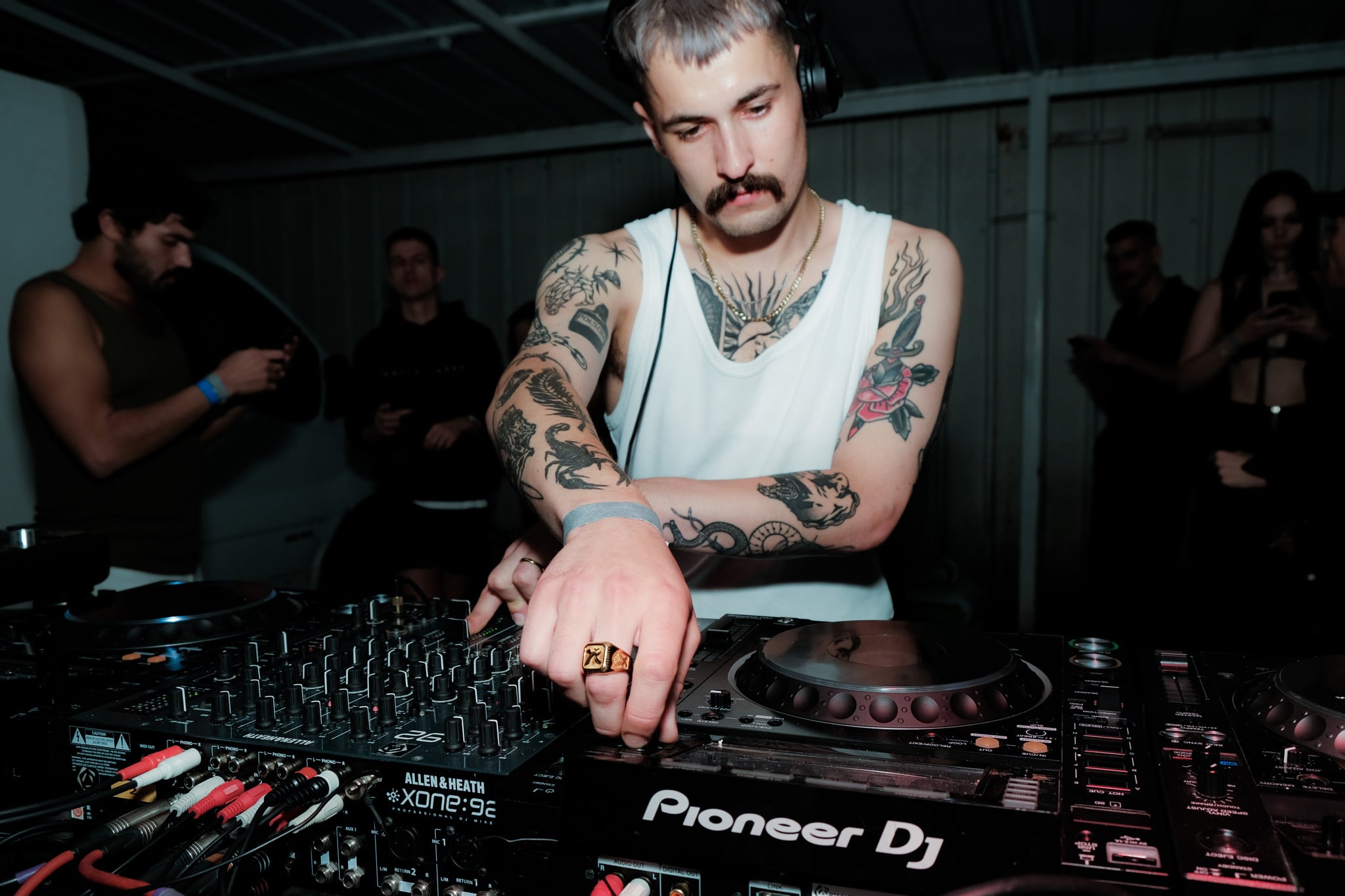 Pablo Bozzi en DJ set au dernier événement de Mess