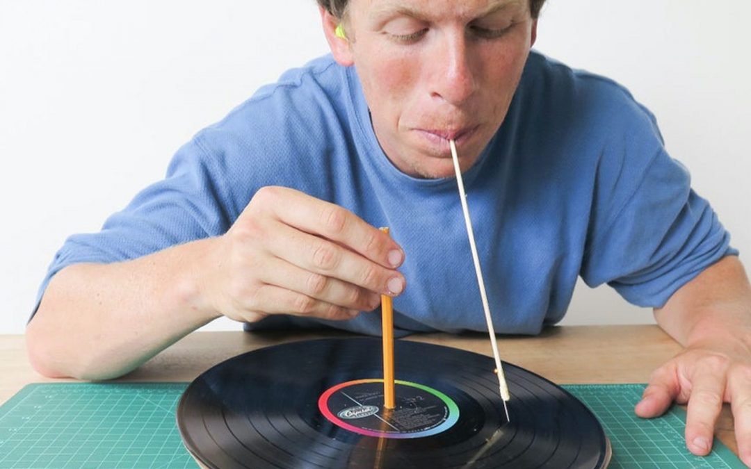 Un scientifique a inventé un tourne-disques qui s’utilise avec les dents