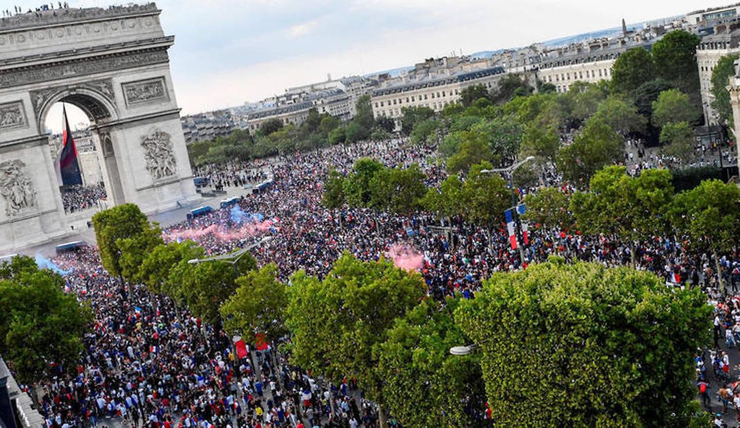 Les Champs-Élysées se transforment en dancefloor techno en plein air pour le 31
