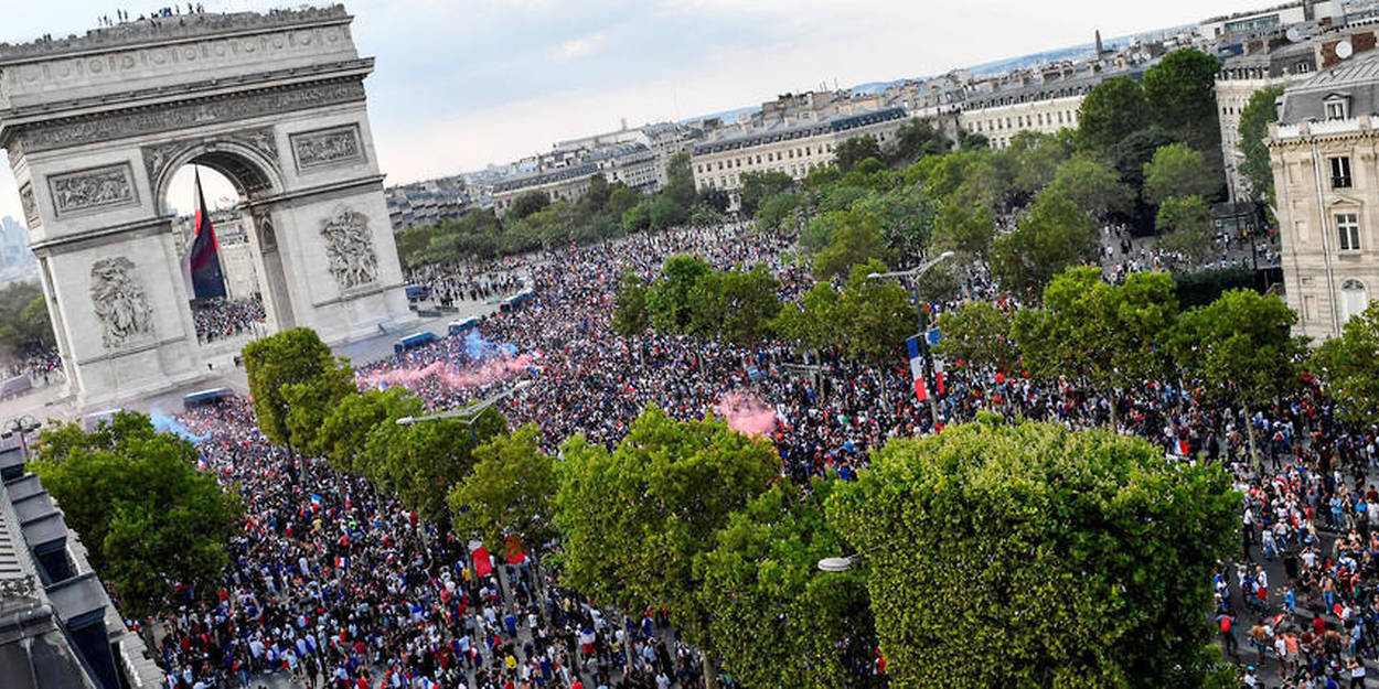 Le défilé de la coupe du monde sur les Champs Elysées. © AFP/GERARD JULIEN