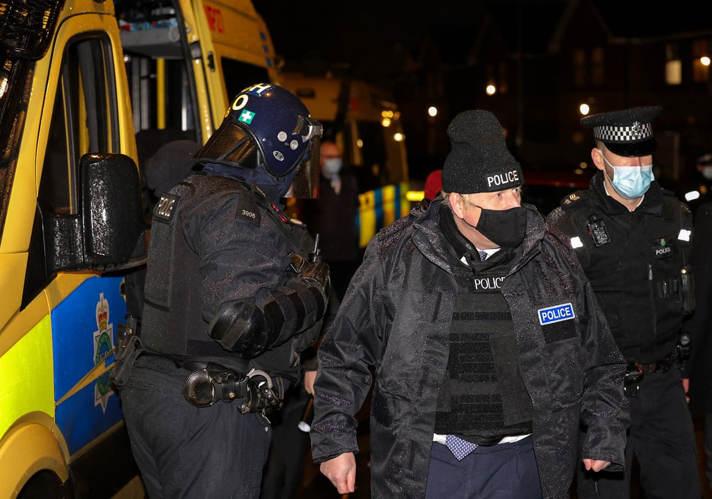 Boris Johnson à un raid de police