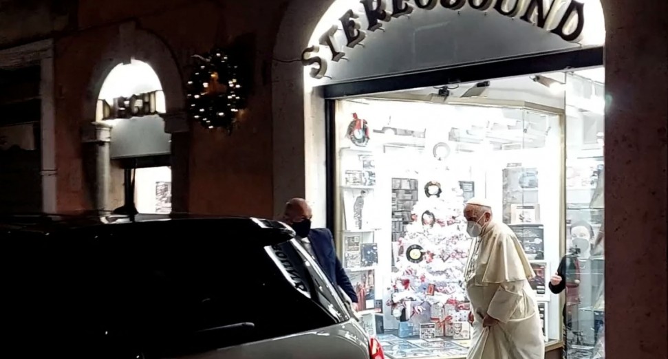 [VIDÉO] Le pape a été aperçu dans un disquaire italien, et en ressort avec un vinyle