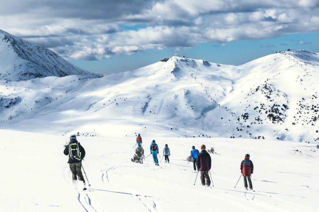 Festivaliers skiant sur le domaine du Pas de La Case