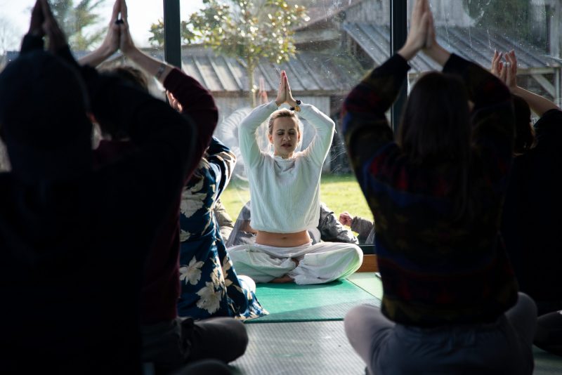 Séance de yoga à la Parenthèse organisée par Kluster