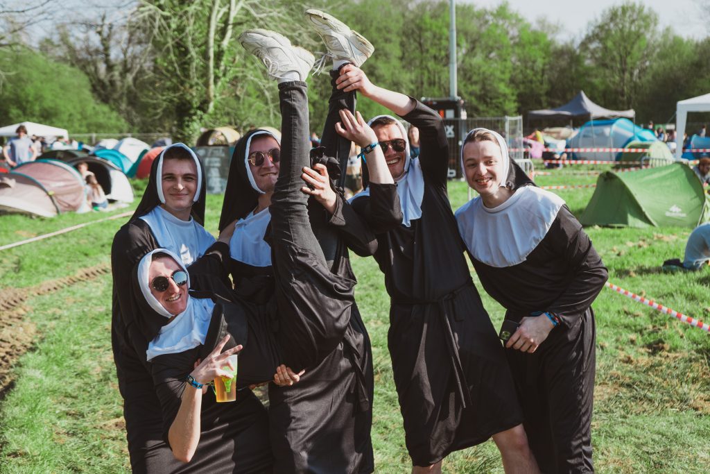 Festivaliers déguisés en nonnes au camping du Panoramas festival. Crédit : Lila Azeu
