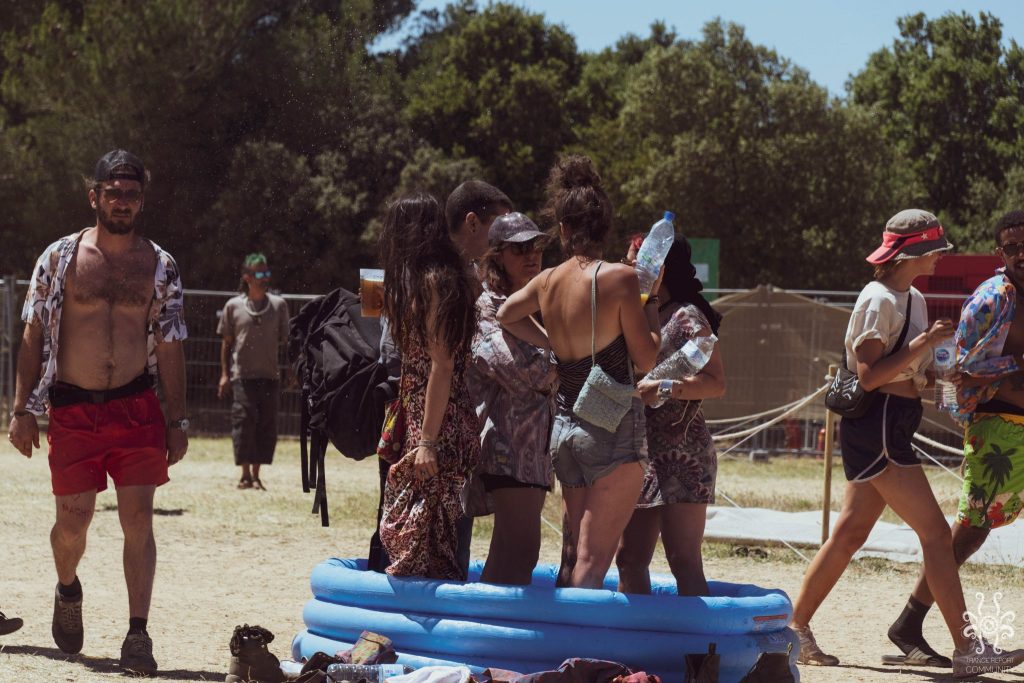 Festivaliers dans une piscine gonflable. Crédit : Trance Report Community