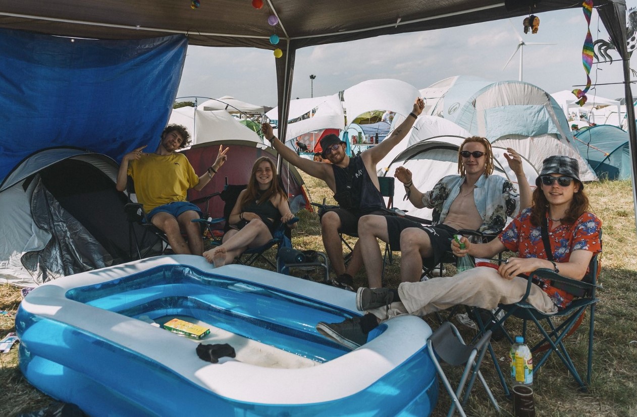 Festivaliers au camping de Dour Festival 2022. Crédit : Adèle Boterf