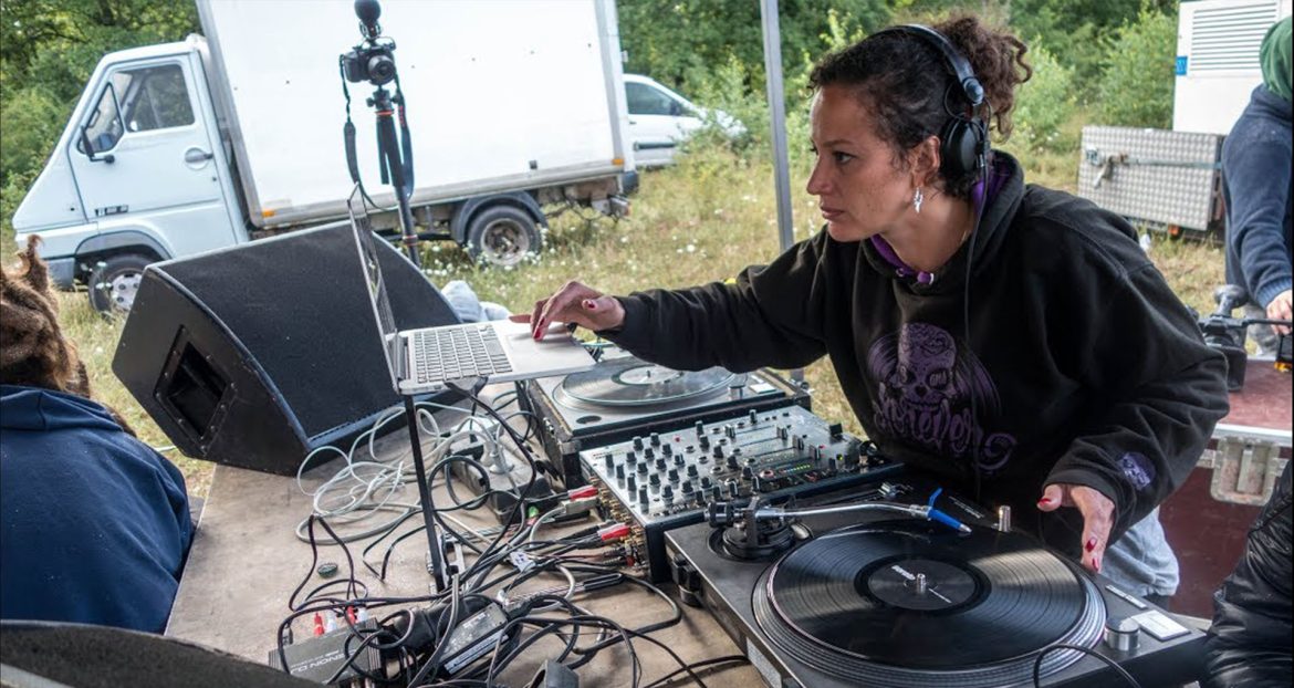 Elisa Do Brasil qui mixe sur vinyles