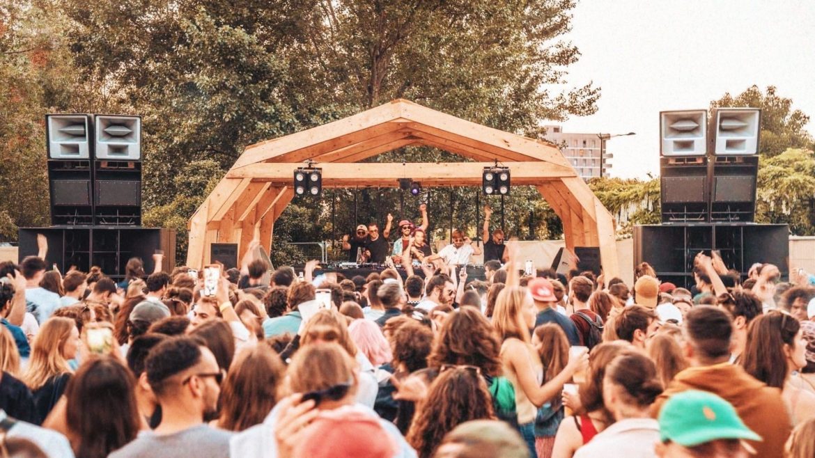 Scène à un événement du festival Les InsolAntes
