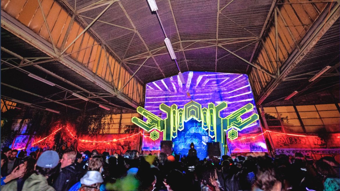 Une rave organisée par Feel Free Records