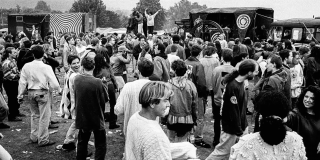 La scène des Spiral Tribe pendant la rave de Castlemorton en mai 1992. Crédit : Alan Lodge